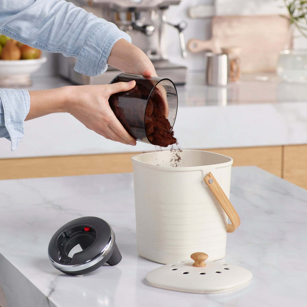 Breville Puck Sucker BEA503 disposing coffee grounds